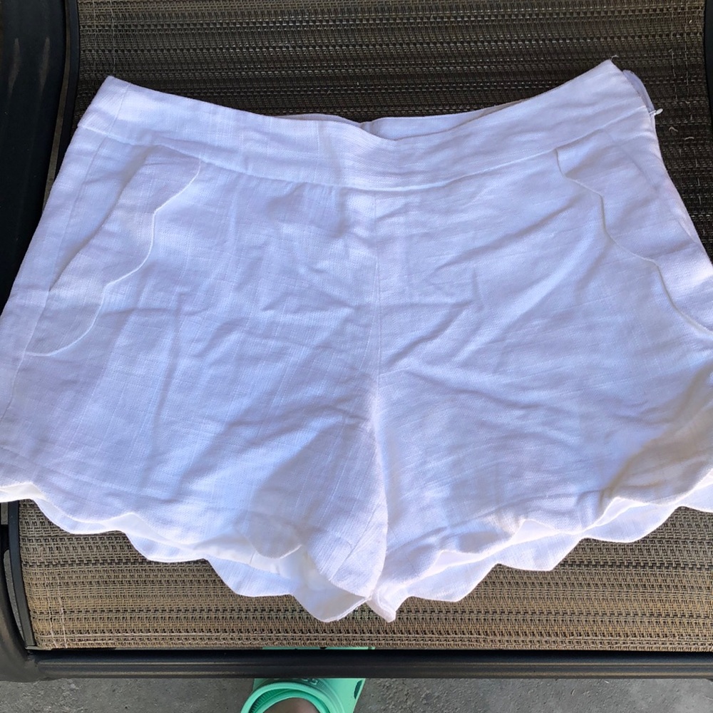 Scalloped linen shorts